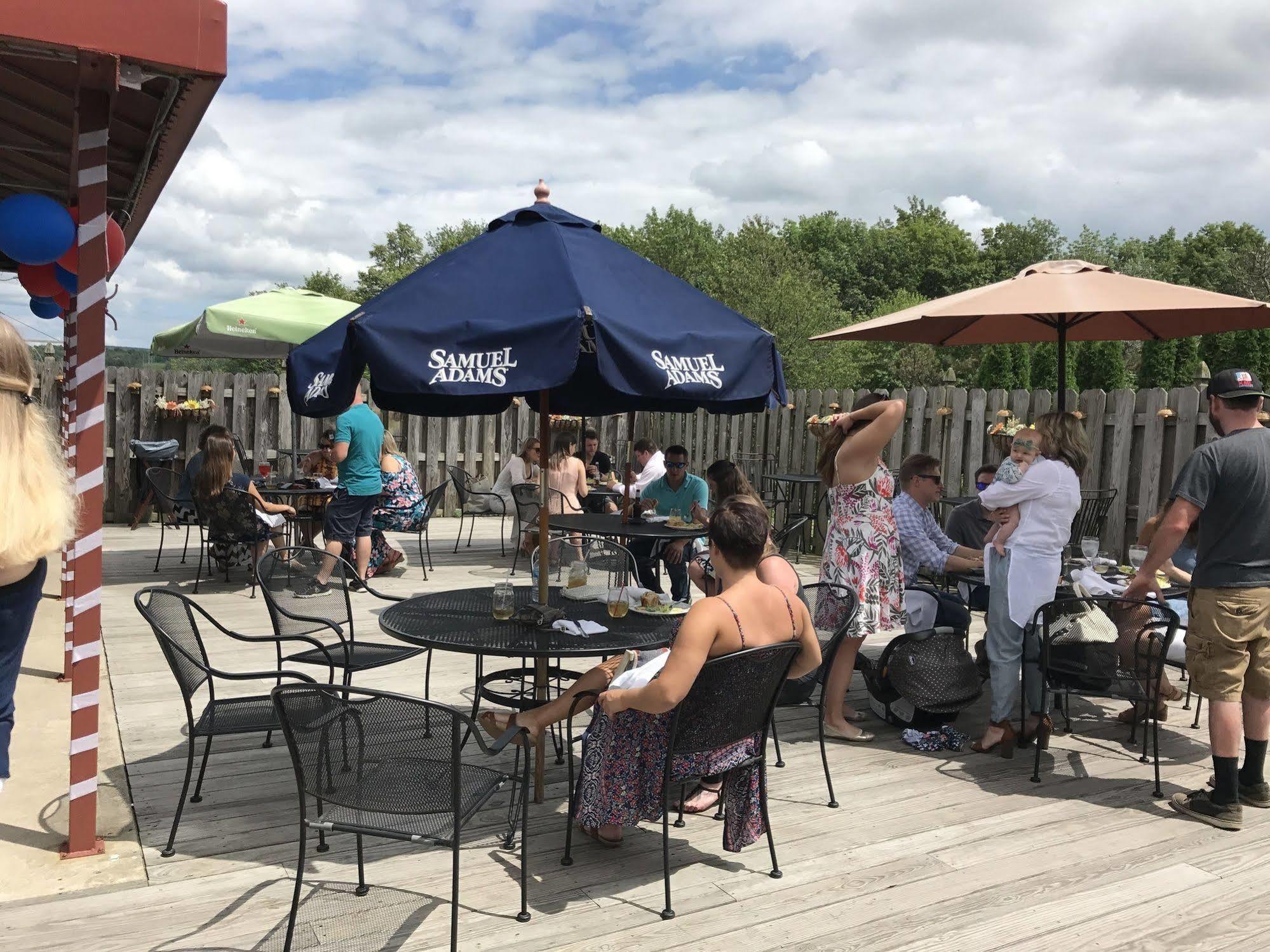 Camelot Restaurant & Inn Clarks Summit Exterior foto