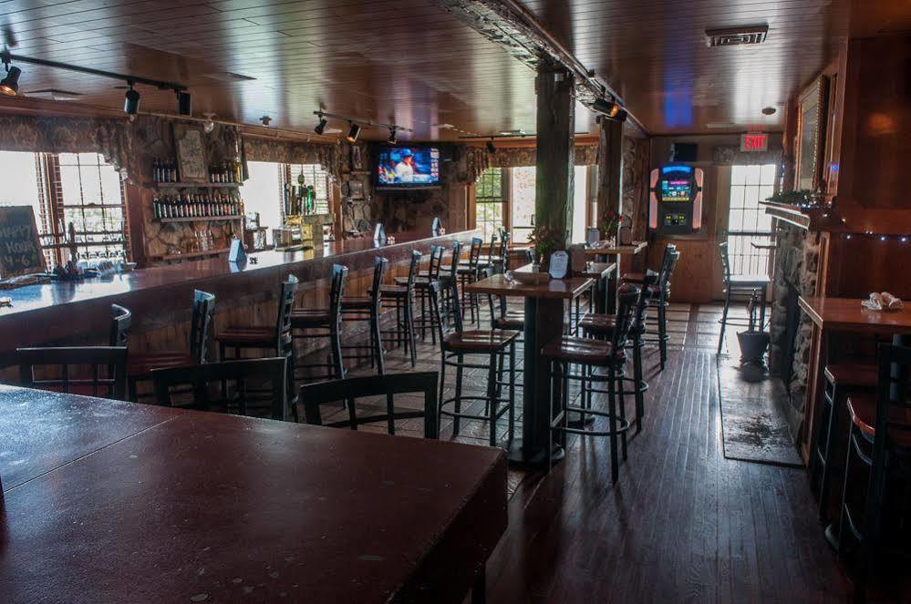 Camelot Restaurant & Inn Clarks Summit Exterior foto